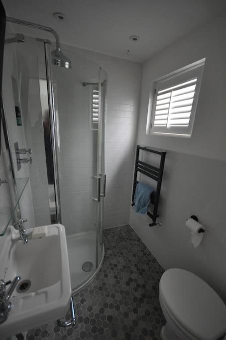 Lovely 2-bed Maisonette With Garden Close To River In Barnes - Mortlake Appartamento Londra
