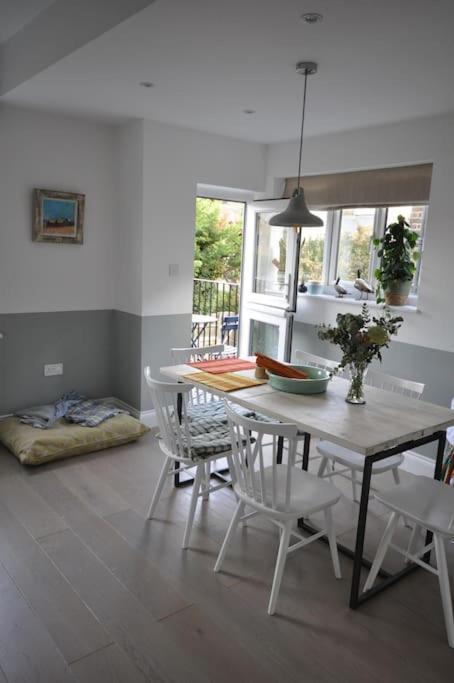 Lovely 2-bed Maisonette With Garden Close To River In Barnes - Mortlake Appartamento *
